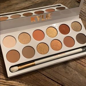 Kylie Cosmetics Makeup - Kylie Eye Palette in Natural colors Kylie Cosmetics Makeup - Kylie Eye Palette in Natural colors
